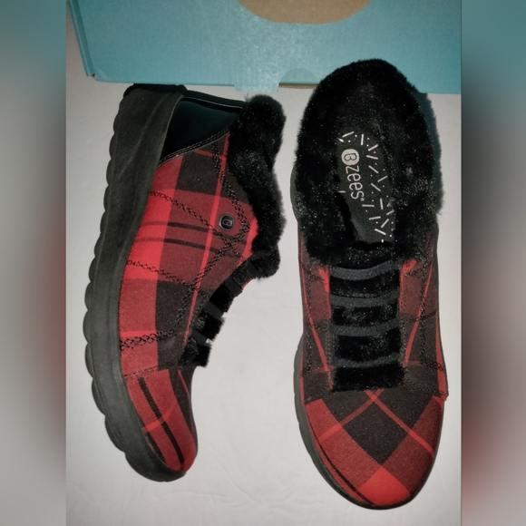 Bzees (Size 8.5W) Black/Red Plaid Pattern Faux Fur Lined Slip-on Golden Sneakers - Picture 4 of 13